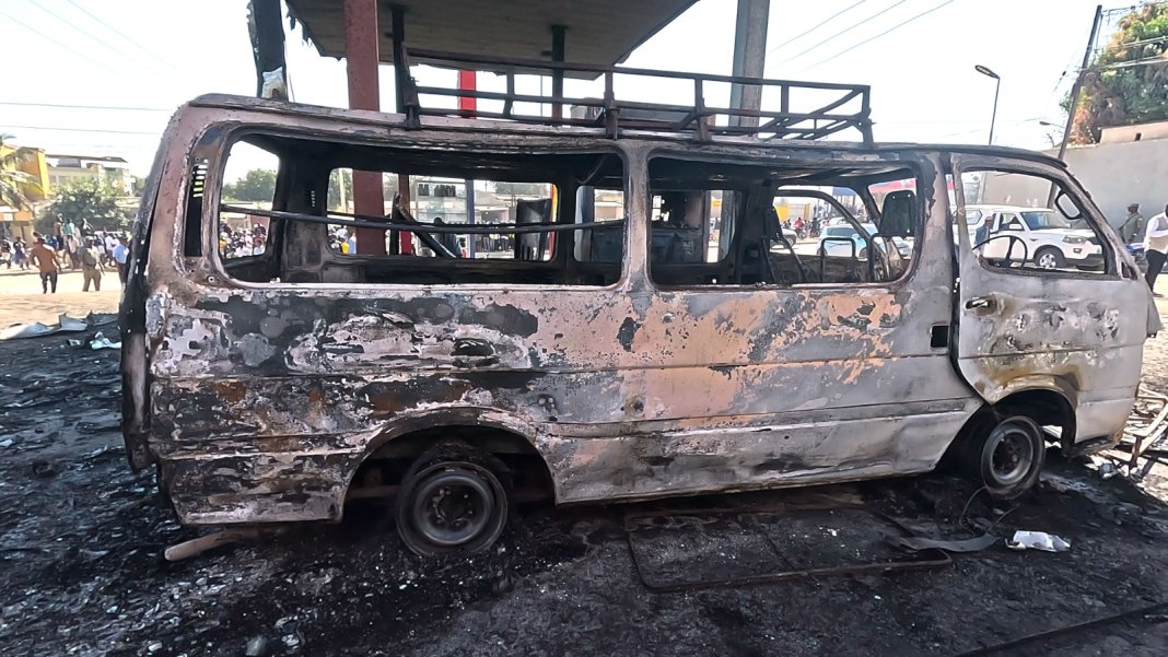 Bombas da Êxito pegam fogo na periferia de Nampula e abastecimento em recipientes inapropriados pode estar na origem Bombas da Êxito pegam fogo na periferia de Nampula e abastecimento em recipientes inapropriados pode estar na origem