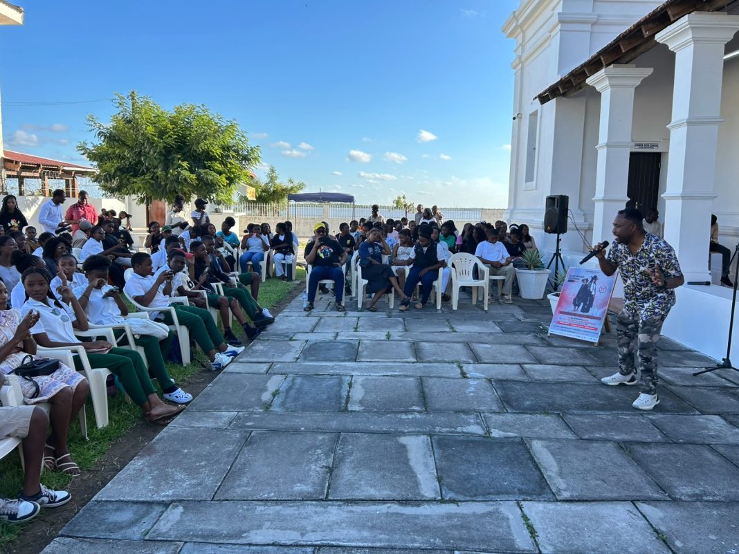 Cinco escolas vão para semi-final do concurso escolar de poesia em Quelimane Cinco escolas vão para semi-final do concurso escolar de poesia em Quelimane