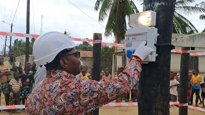 Moradores da comunidade de Ivate satisfeitos com chegada da corrente eléctrica Moradores da comunidade de Ivate satisfeitos com chegada da corrente eléctrica