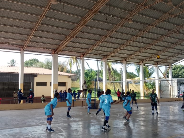 Na fase final dos Jogos Escolares 2026: Nampula vence Niassa por 3-2 no Voleibol feminino
