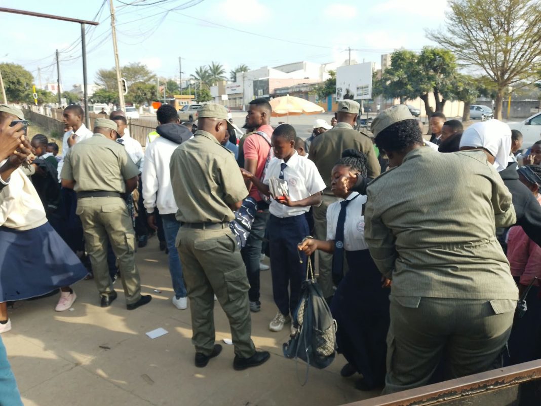 Polícia “caça” drogas nas pastas de alunos