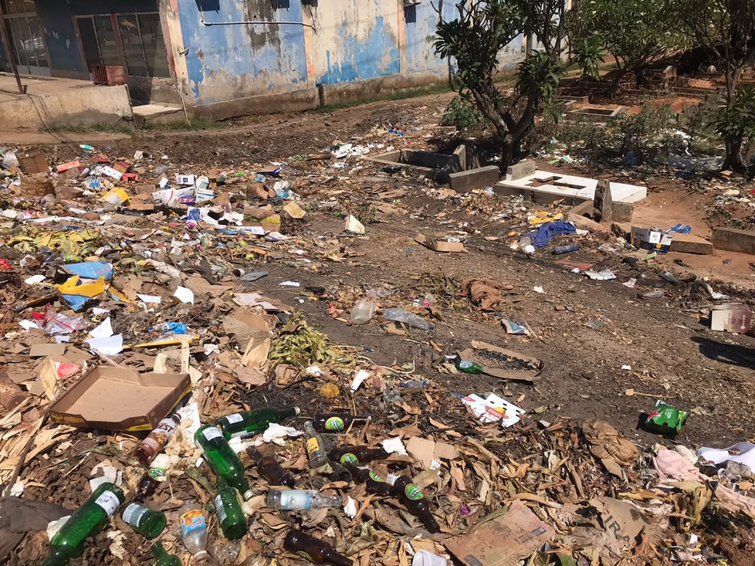 Lixo sufoca sepulturas no Mwaco Wanvela