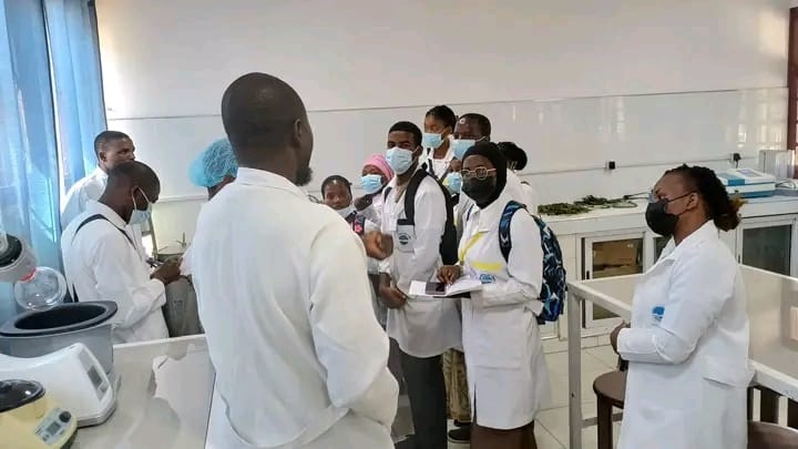 UniLúrio leva estudantes de Farmácia à extracção de óleos essenciais na UniRovuma UniLúrio leva estudantes de Farmácia à extracção de óleos essenciais na UniRovuma