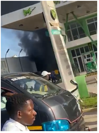 Viatura protocolar do governador de Nampula pega fogo em plena oficina e abre espaço de suspeita de atentado contra a sua vida Viatura protocolar do governador de Nampula pega fogo em plena oficina e abre espaço de suspeita de atentado contra a sua vida