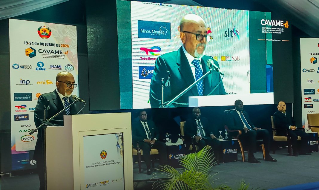 Segundo o governador de Nampula: Realização de grandes encontros nacionais fora de Maputo é também manifestação da descentralização no modelo defendido por Chapo Segundo o governador de Nampula: Realização de grandes encontros nacionais fora de Maputo é também manifestação da descentralização no modelo defendido por Chapo